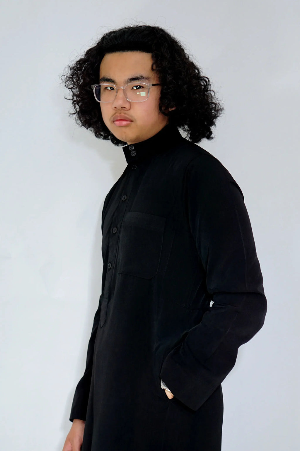 Plain Classic Saudi Thobe with Collar – Black - almanaar Islamic Store