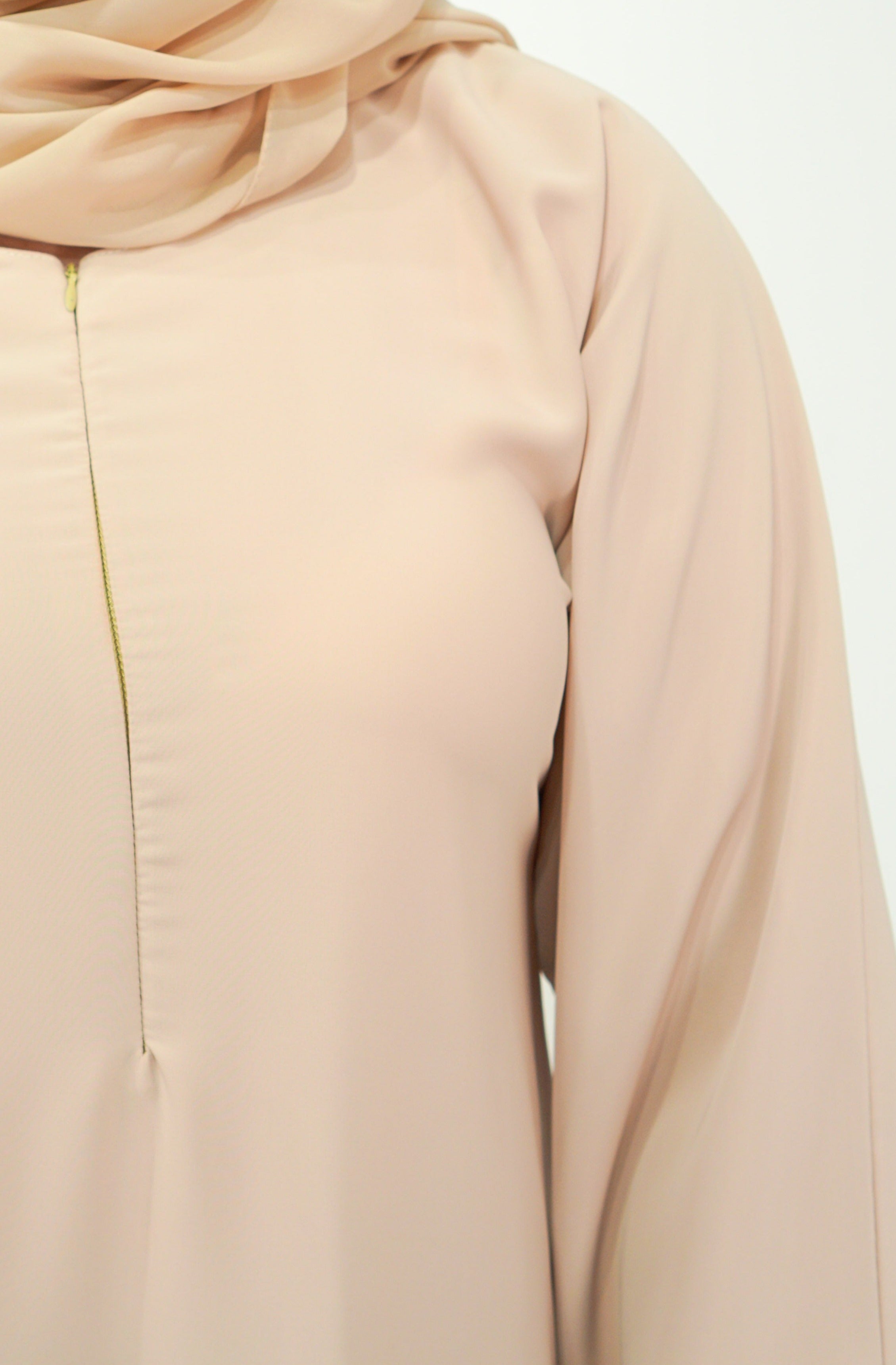 Plain Closed Abaya With Middle Zip - almanaar Islamic Store