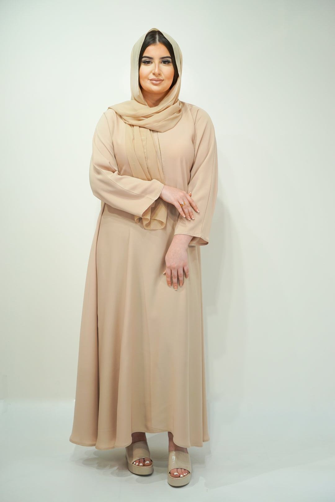 Plain Closed Abaya With Middle Zip - almanaar Islamic Store