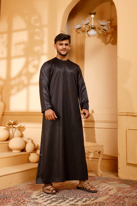 Shiny Black Omani Thobe Collarless With Zip - almanaar Islamic Store